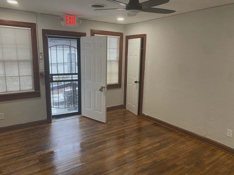 Building Photo - 828 Baltimore St