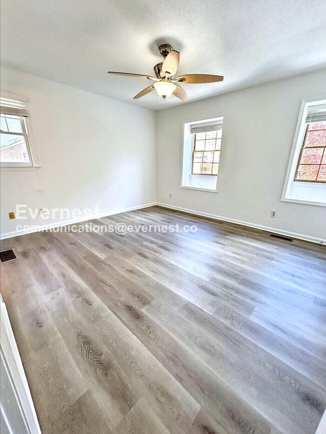 Building Photo - 2 Bed, 2.5 Bath Townhome with Assigned Par...