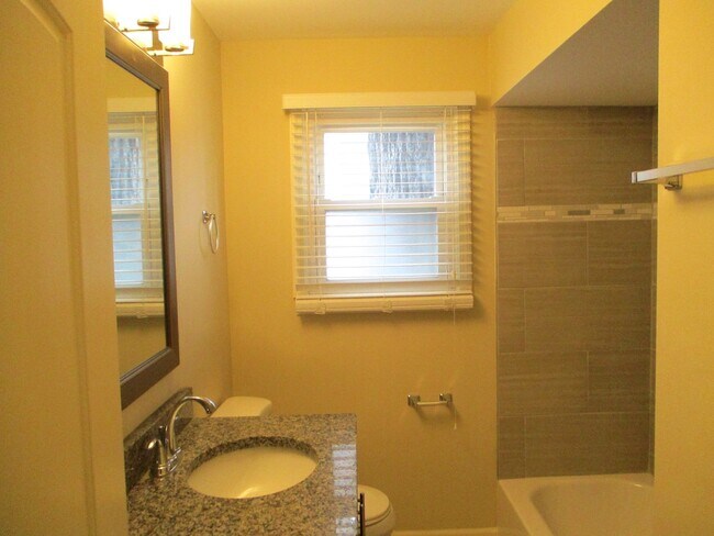 Building Photo - 448 Midway Dr