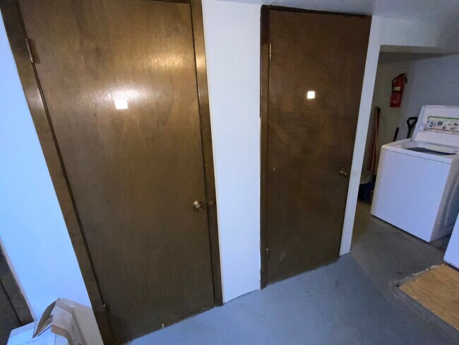 Building Photo - 4652 Custer Ave