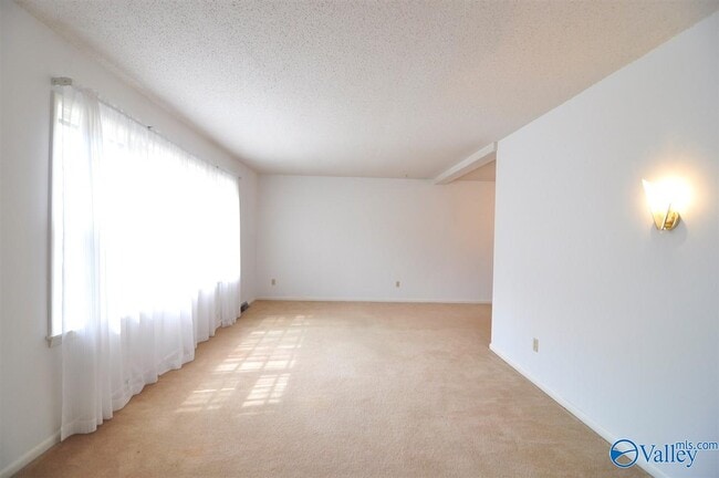 Building Photo - 2505 Lancelot Dr SE