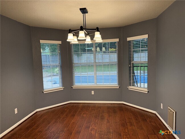 Building Photo - 621 S Roy Reynolds Dr