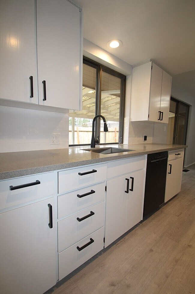 Building Photo - FULLY RENOVATED 3 BED, 2 BATH BELLEVUE HOM...