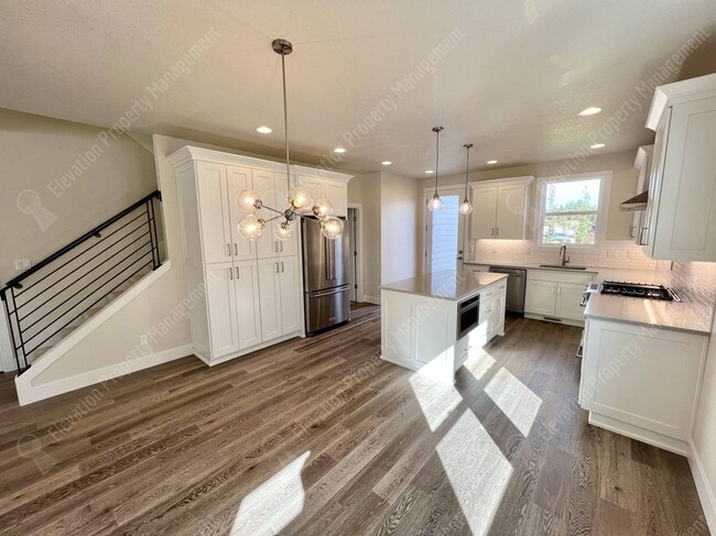 Building Photo - Gorgeous newly built in 2022 4 BR home in ...