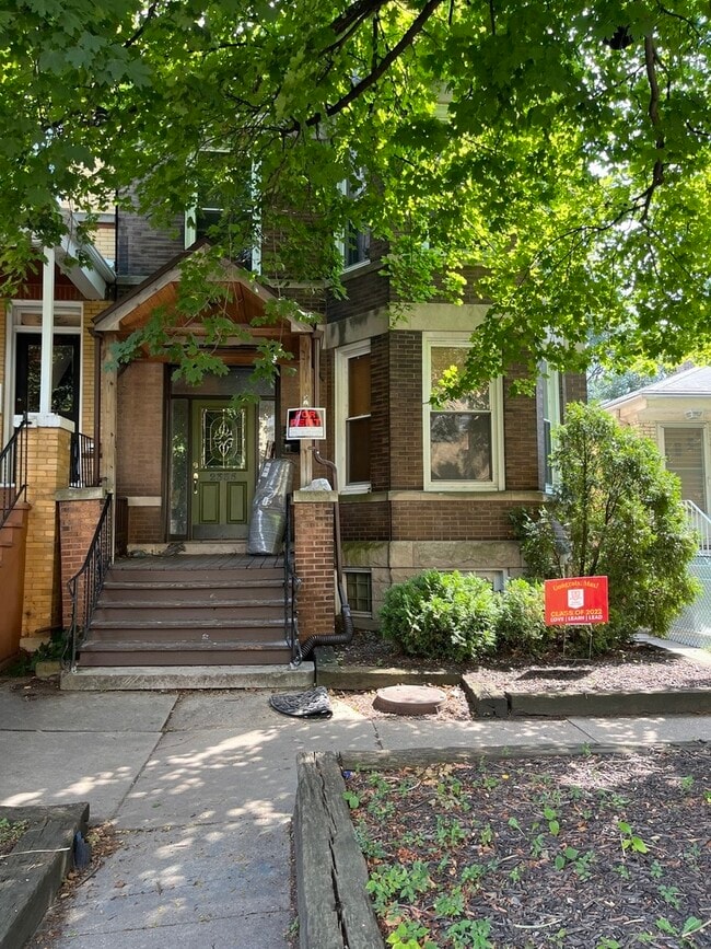 Primary Photo - 2335 W School St