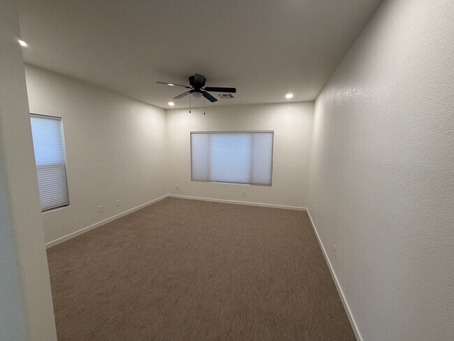 Building Photo - Beautifully Remodeled North Peoria Home 3 Bedroom 2 Bath Plus Office