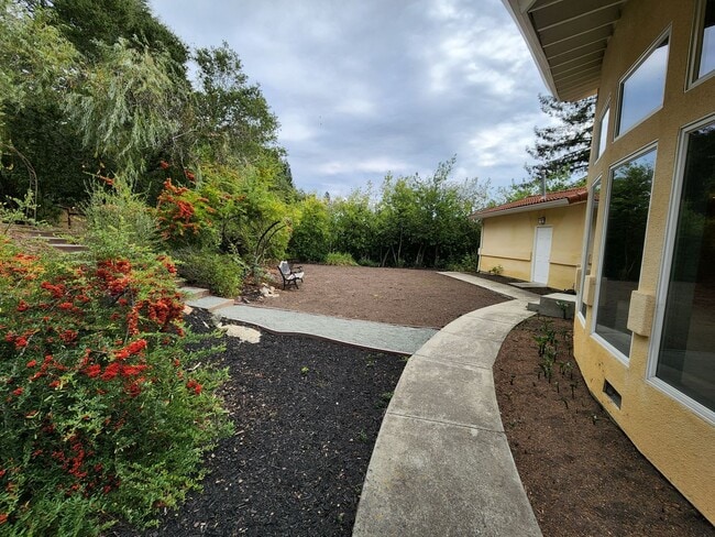 Building Photo - Luxurious 4 bed / 3.5 bath / 3,276 sqft Ho...