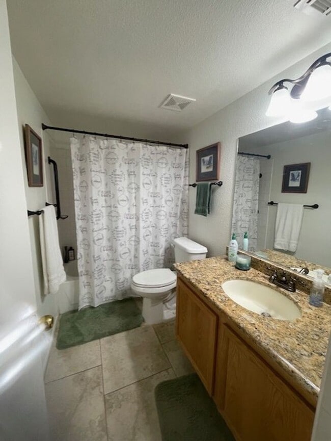 Building Photo - Ground level 2-bedroom 2-bathroom unit loc...