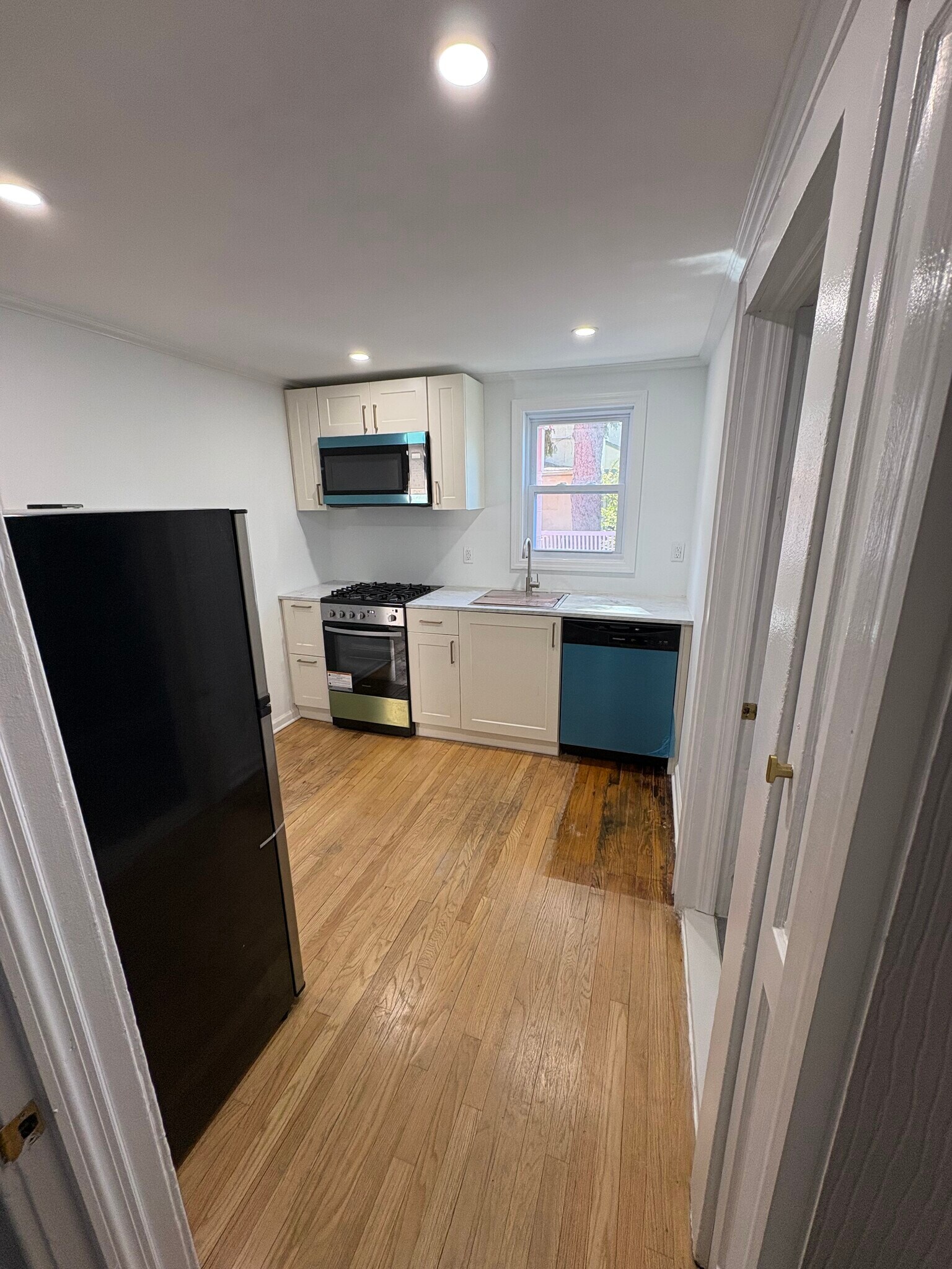 Building Photo - 2814 Weeks Ave