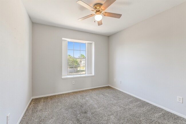 Building Photo - 10007 Emerald Creek Dr