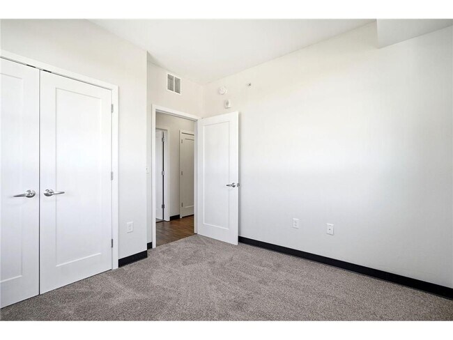 Building Photo - 2318 Jefferson St NE