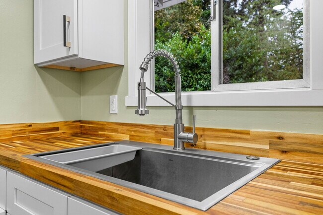 Building Photo - 2230 Jasper Way NW