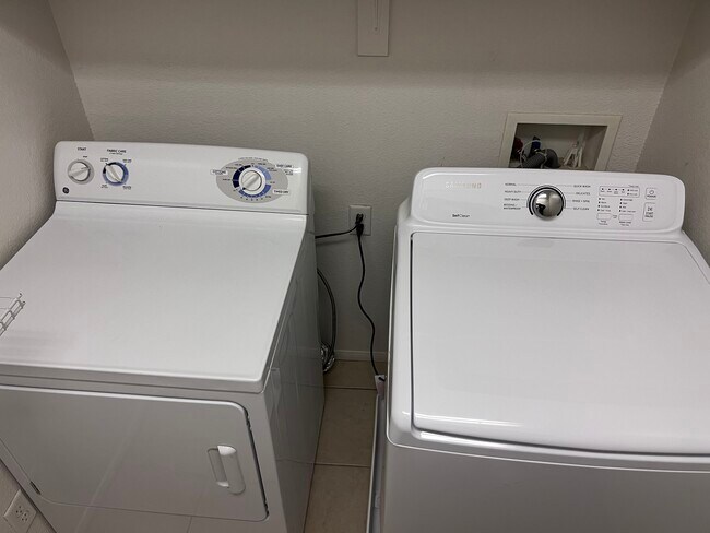 Building Photo - 1927 Silver Crest Ct