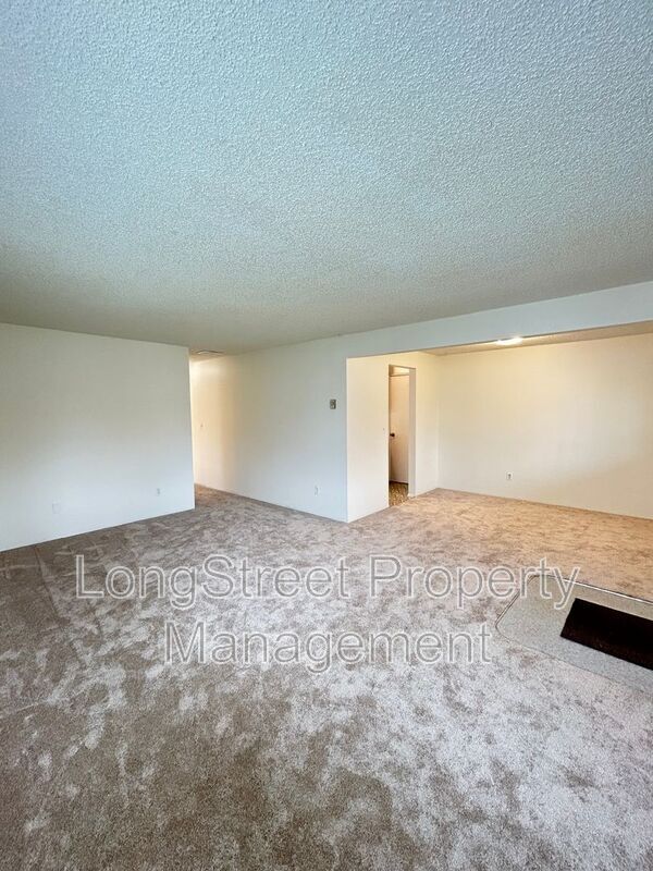 Building Photo - 324 NE Conifer Blvd