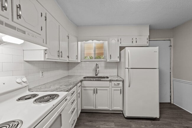 Building Photo - Updated Two Bedroom near Downtown Smithfie...