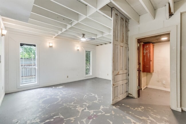 Building Photo - 1005 Center Cir