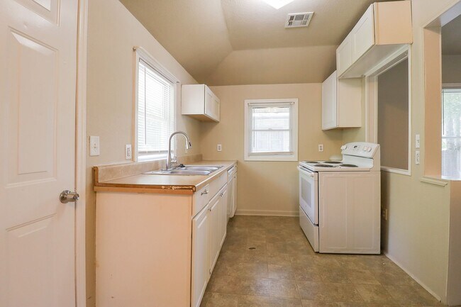 Building Photo - S 55th West Ave Duplex