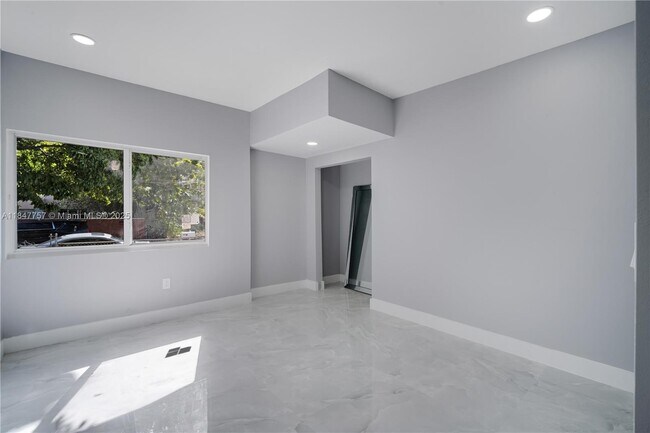 Building Photo - 1114 SW 13th Ct