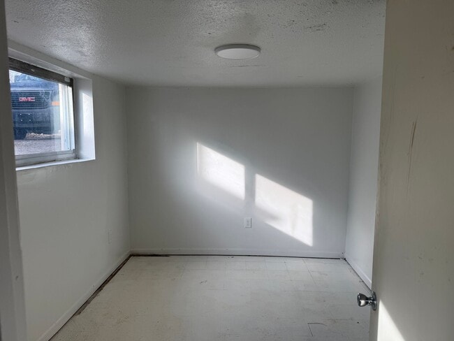 Building Photo - Newly Renovated One Bedroom With Parking