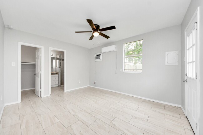 Building Photo - 4821 Viking Dr