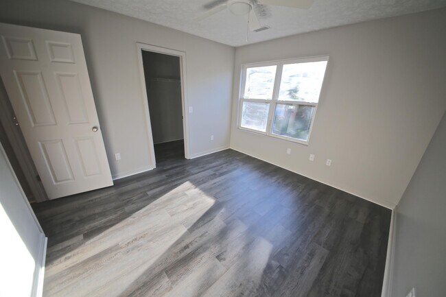 Building Photo - 876 Meadowlands Dr