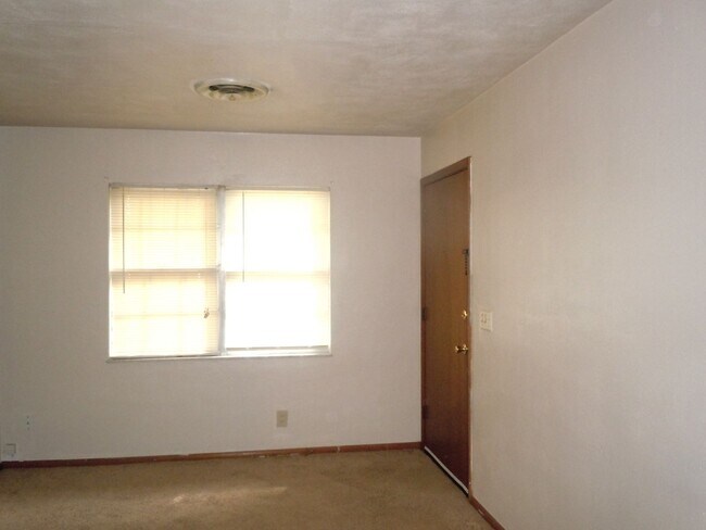 Building Photo - 831 Strong