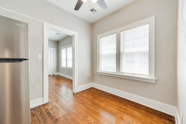 Building Photo - 2609 N Shartel Ave