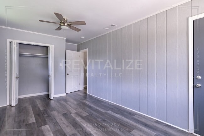 Building Photo - Charming 3-Bedroom Home with Unique Dual E...