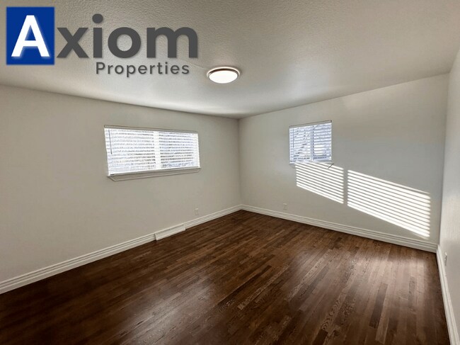 Building Photo - 906 E Elm-A