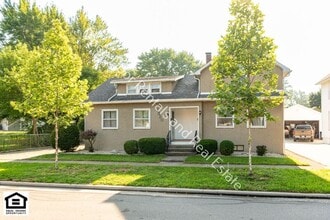 Building Photo - 1320 1/2 S Van Buren