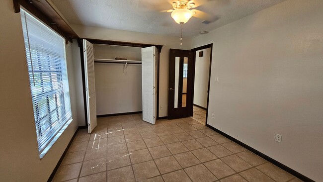 Building Photo - 3 bed, 2 bath 1 car garage