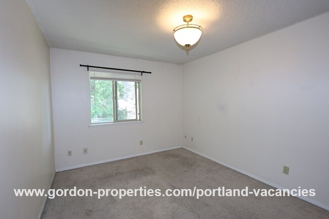 Building Photo - $1,395.00 - NE Fremont St - 2 bedroom cond...