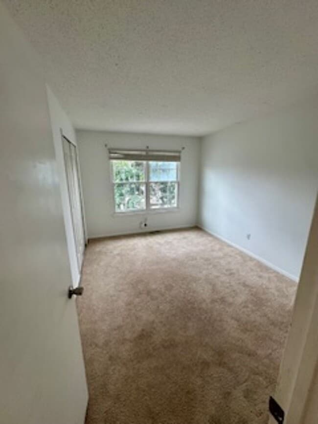 Building Photo - Beautiful 4 Bedroom Townhome