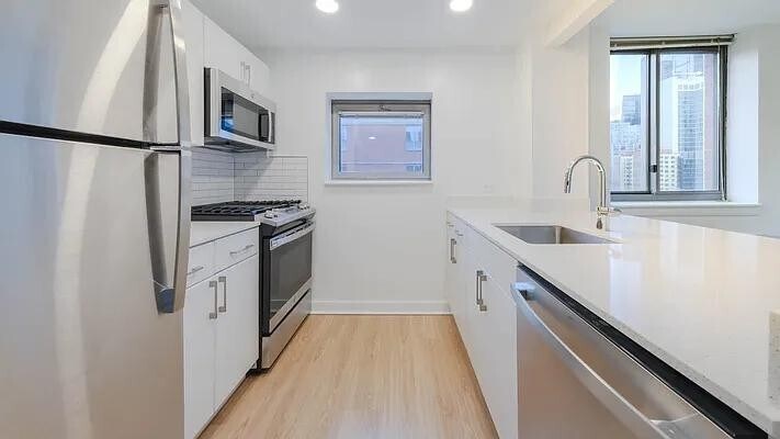 Building Photo - 400 W 37th St