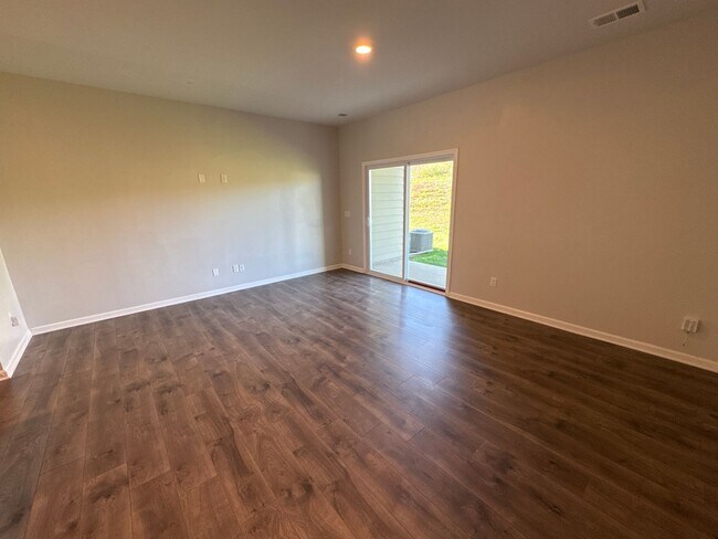 Building Photo - Enjoy Modern Living in This Stylish Woodbridge Glen Townhome!