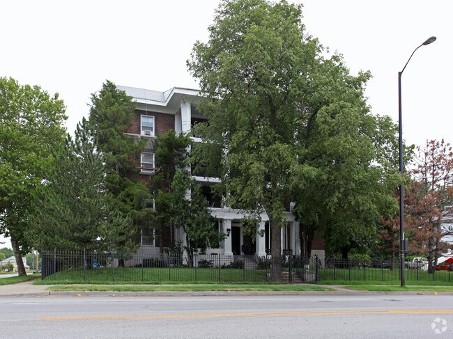 Primary Photo - 2102-2104 E Linwood Blvd