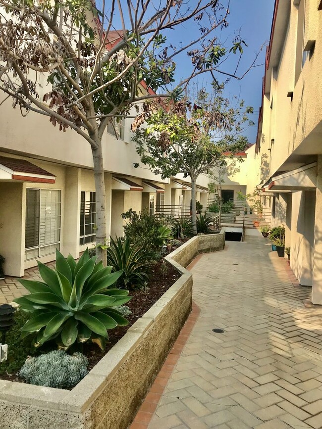 Building Photo - COMING SOON - Spacious Townhouse in Quiet ...