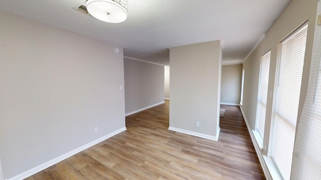 Building Photo - Updated 3/2 with Granite Counters and Stai...