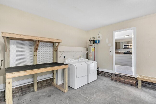 Building Photo - 3 bedroom with BONUS! Fenced Yard