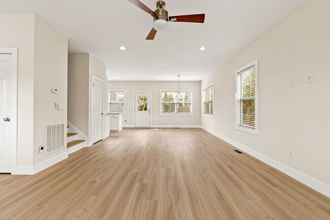 Building Photo - House in Kenilworth - Beautifully Refreshed!
