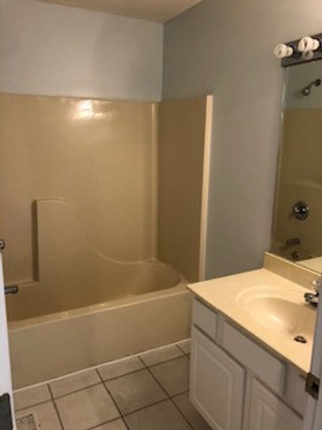 Building Photo - 3354 S Oaklawn Cir