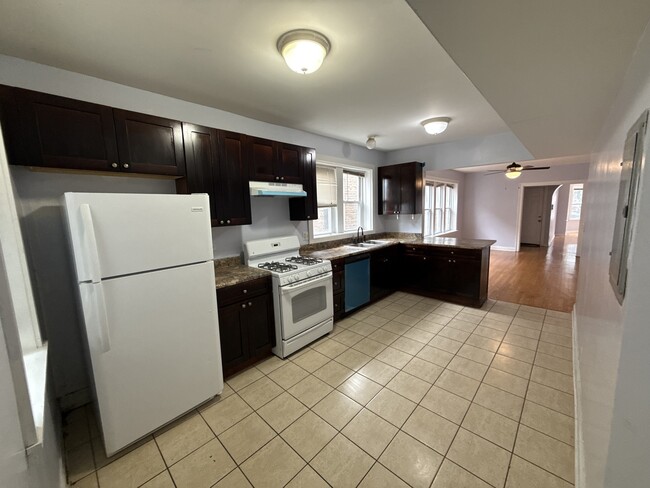 Building Photo - 6429 N Claremont Ave