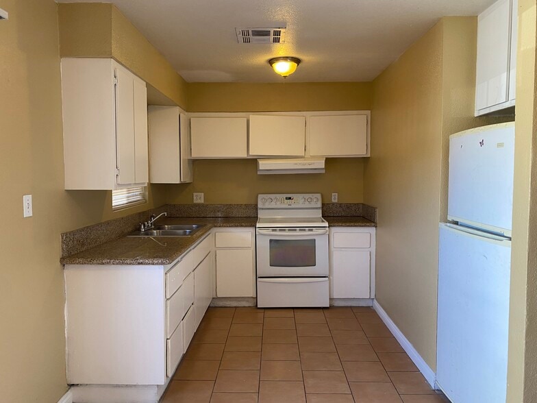 Building Photo - 2812 Marlin Ave