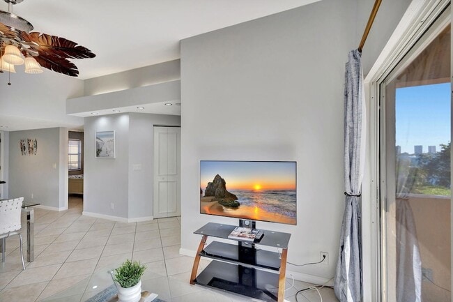 Building Photo - 1060 Lake Shore Dr