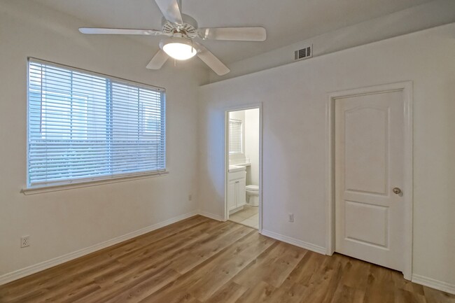 Building Photo - Just Renovated! Beautiful & Spacious, 6BD/...