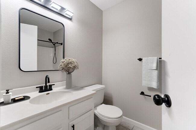 Building Photo - Renovated 2 Bedroom with Washer + Dryer Av...