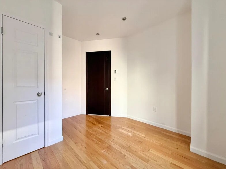 Building Photo - Nice room in a good neighborhood