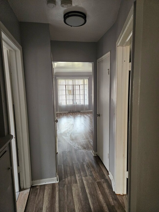 Building Photo - 2 Bedroom Duplex