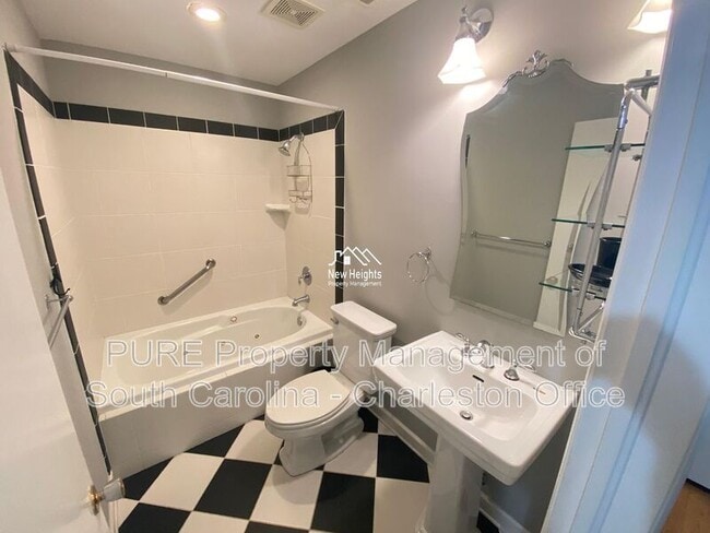 Building Photo - 14 Lampton Rd