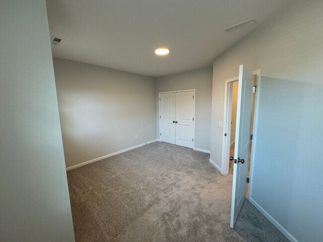 Building Photo - LIKE-NEW 4 Bed/4 Bath in N. Raleigh!